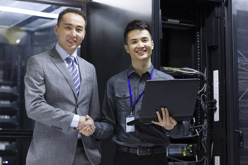 A HaaS provider an an SMB shake hands.