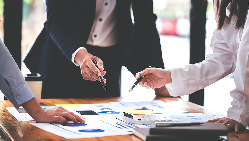 An account manager explains IT outsourcing costs before a client signs a contract.