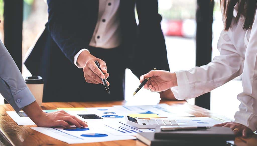 An account manager explains IT outsourcing costs before a client signs a contract.